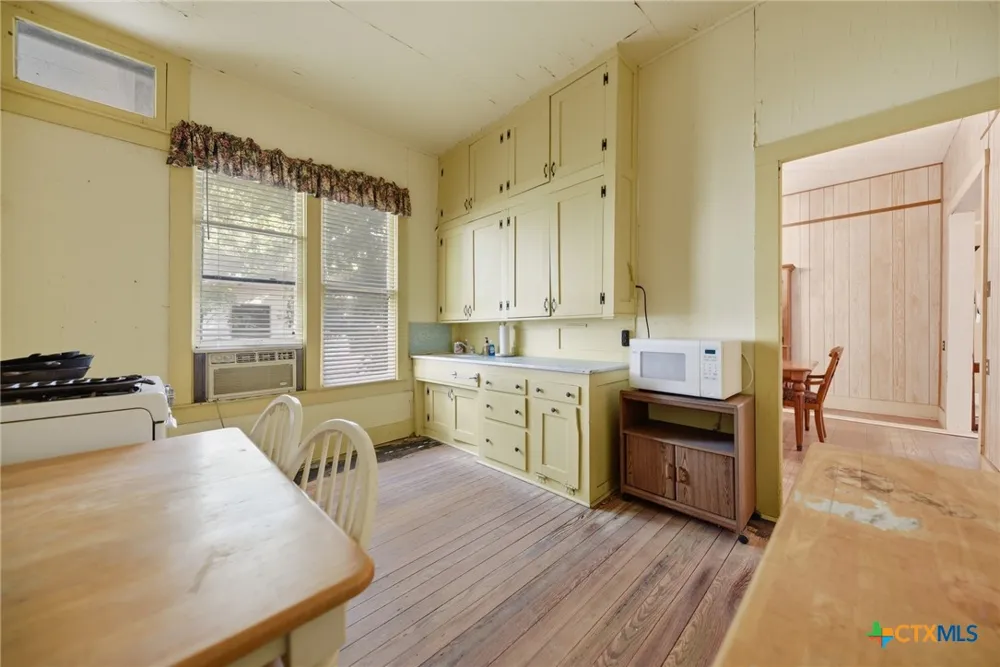 124 S Avenue I Shiner, TX 77984