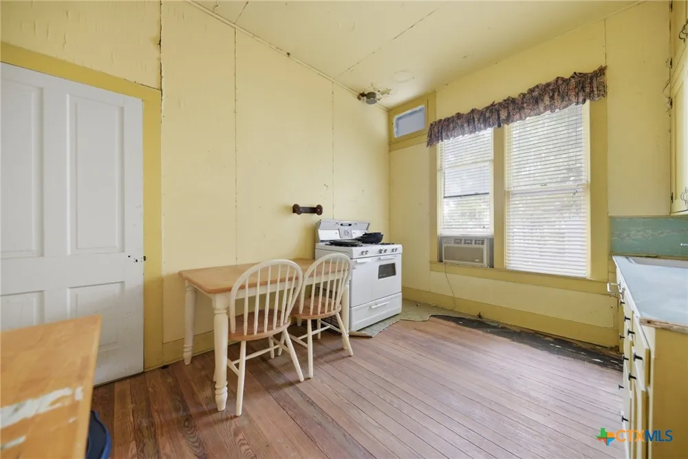124 S Avenue I Shiner, TX 77984