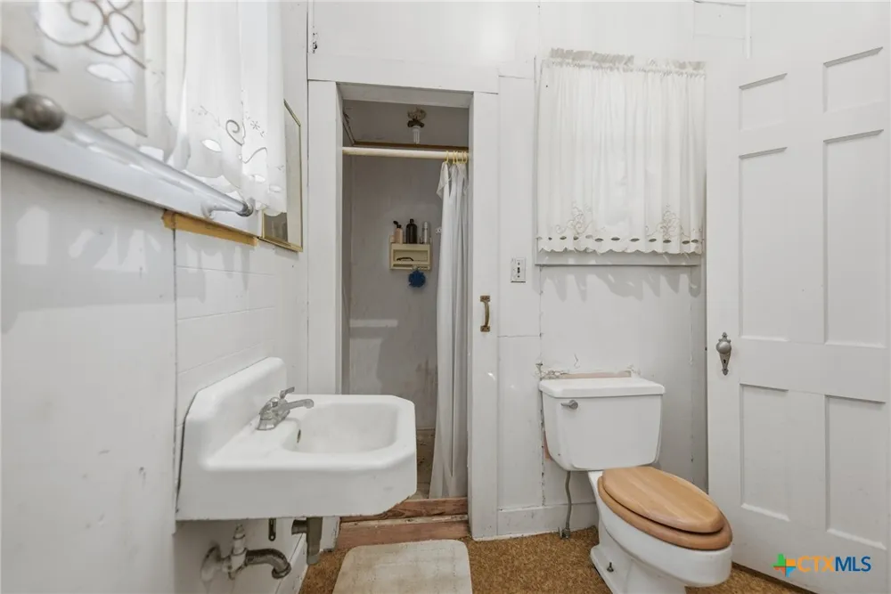 124 S Avenue I Shiner, TX 77984