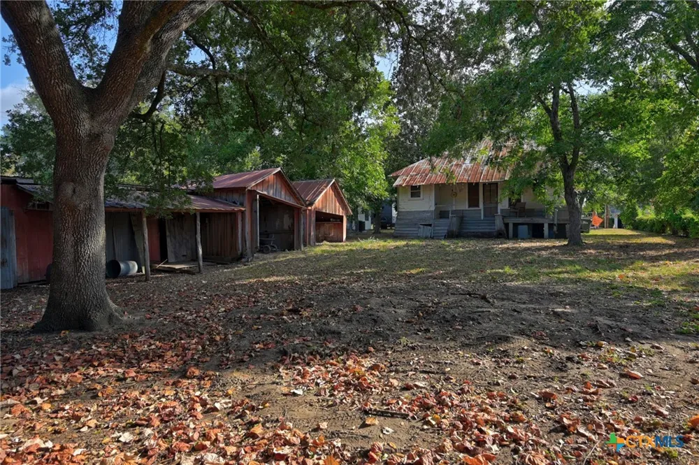 124 S Avenue I Shiner, TX 77984