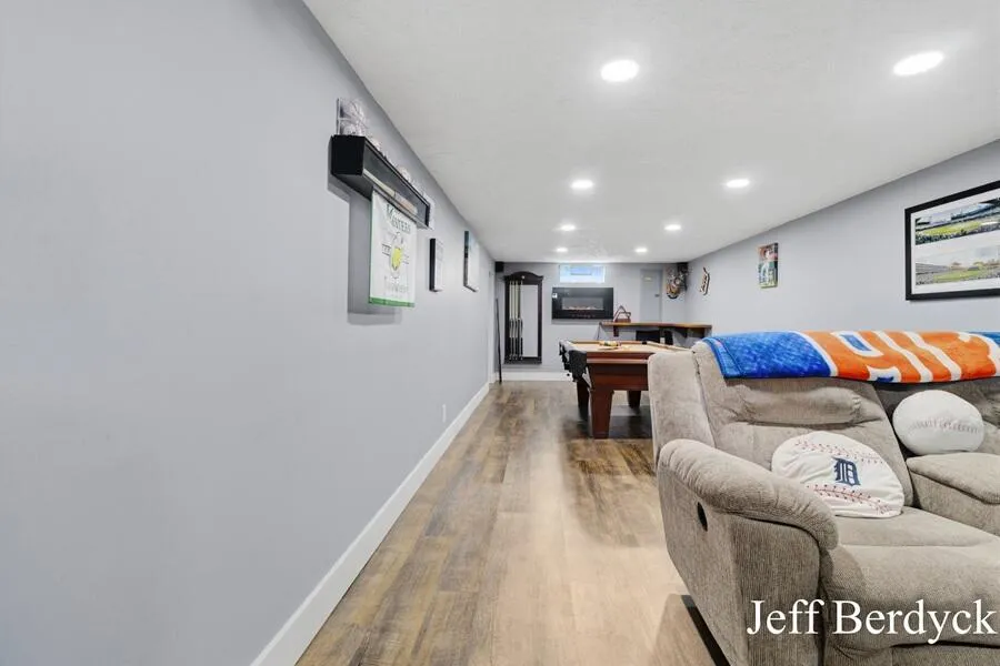 934 Harding Street NW Walker City, MI 49544