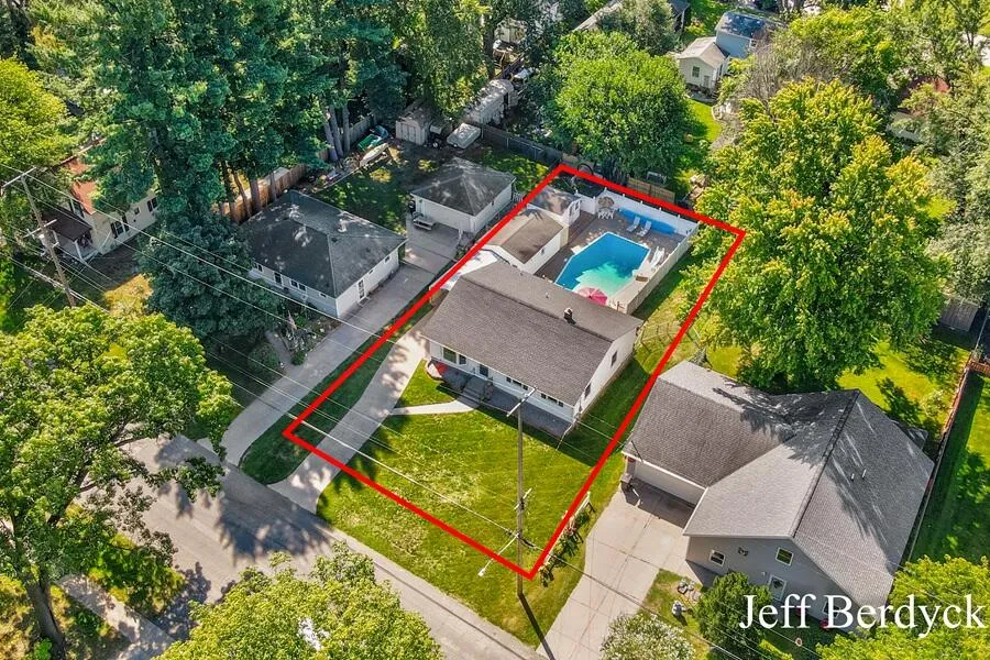 934 Harding Street NW Walker City, MI 49544