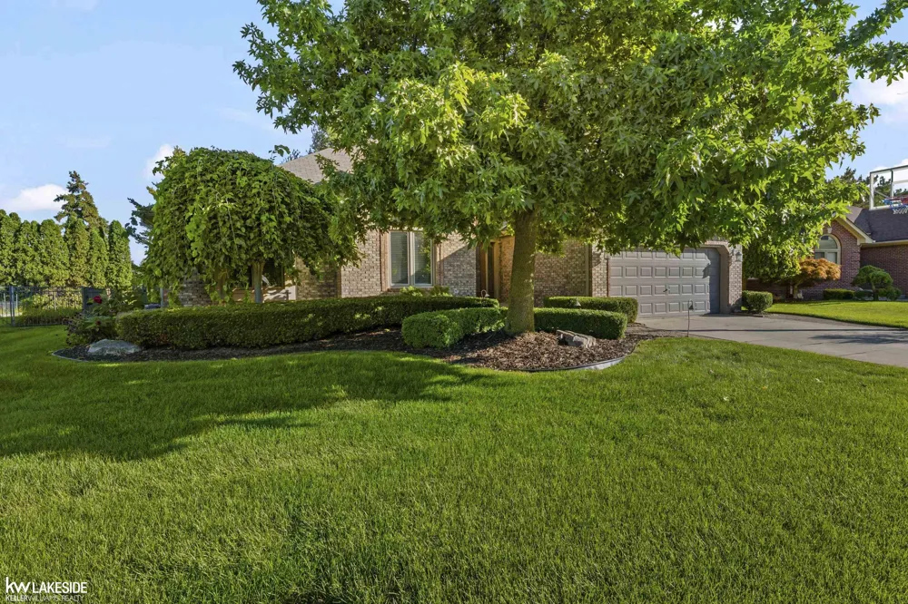 21225 Parkstone Drive Macomb Township, MI 48044
