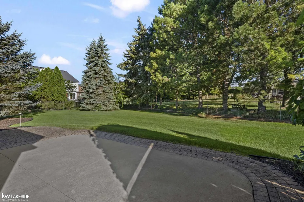 21225 Parkstone Drive Macomb Township, MI 48044