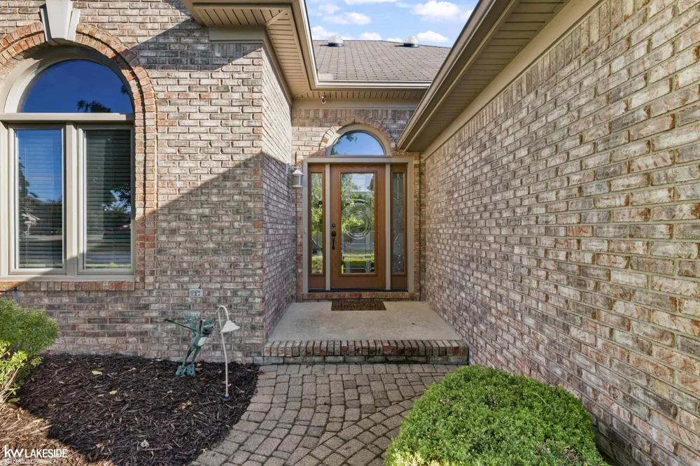 21225 Parkstone Drive Macomb Township, MI 48044