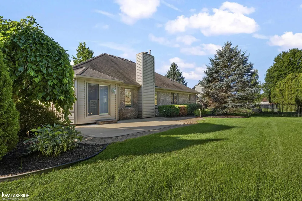 21225 Parkstone Drive Macomb Township, MI 48044