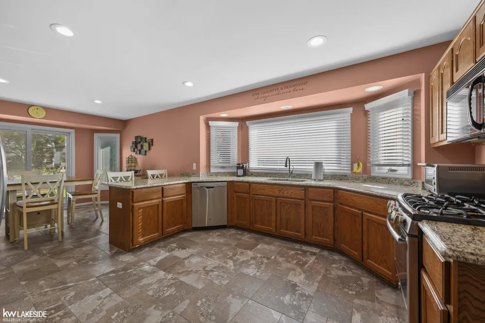 21225 Parkstone Drive Macomb Township, MI 48044