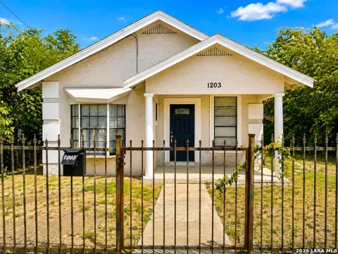 1203 LAMAR ST