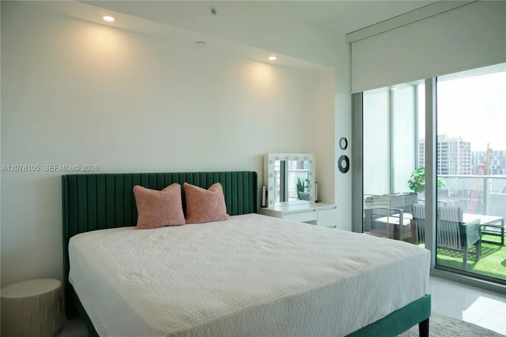 851 NE 1st Ave #1408 Miami, FL 33132