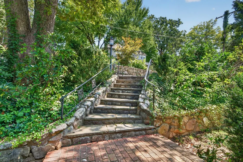 424 W Brow Road Lookout Mountain, TN 37350