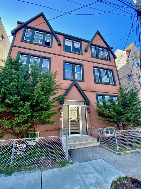 33 LONG ST