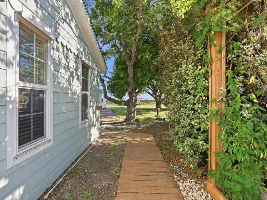 814 Rattlesnake Point Rockport, TX 78382