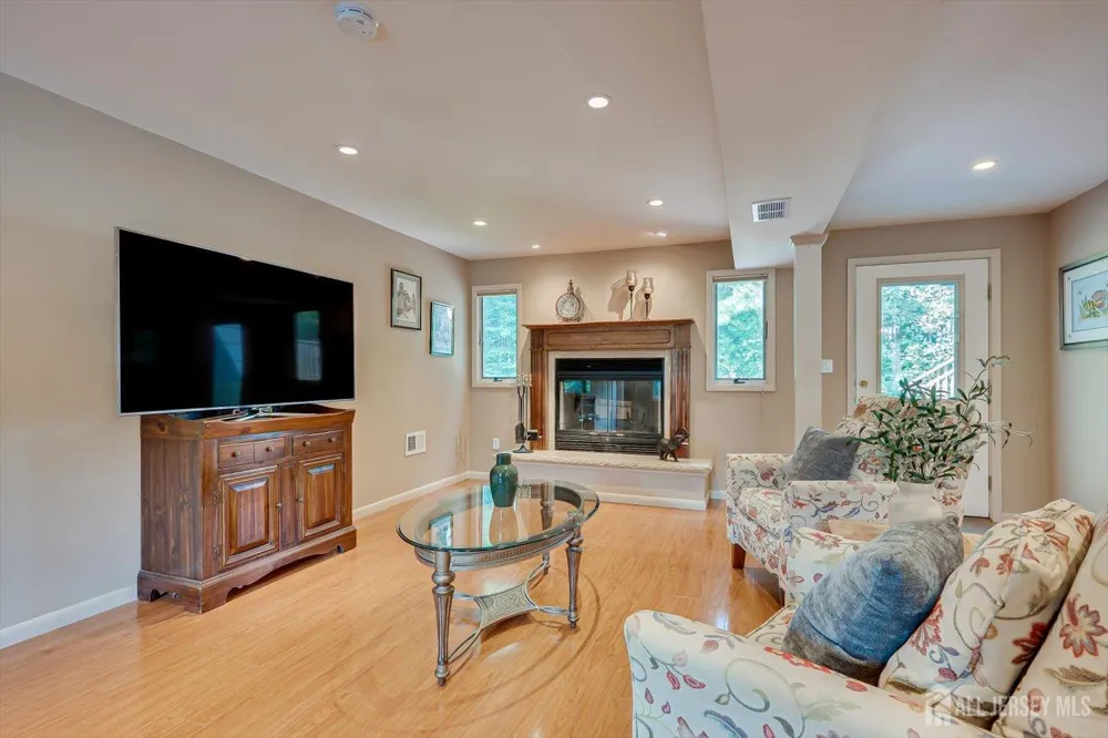 48 Frost Avenue Edison, NJ 08820