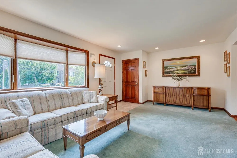 48 Frost Avenue Edison, NJ 08820