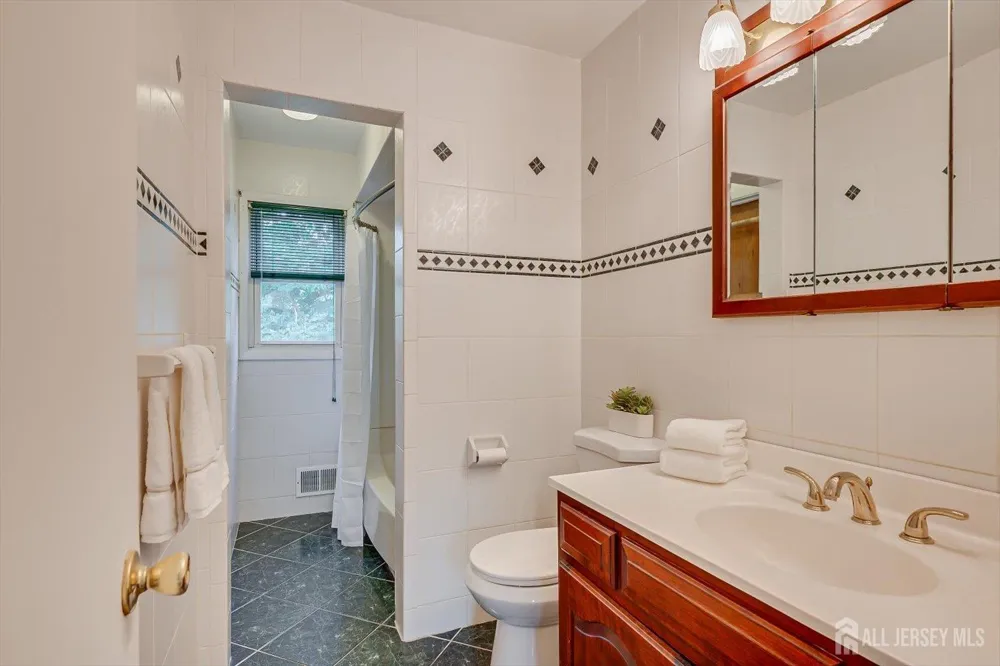 48 Frost Avenue Edison, NJ 08820