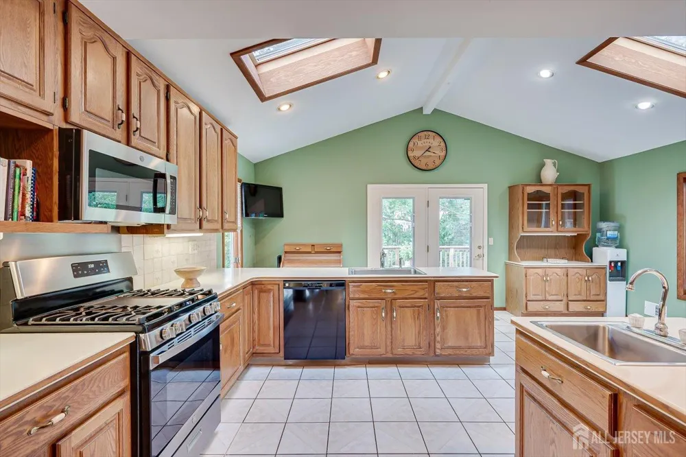 48 Frost Avenue Edison, NJ 08820