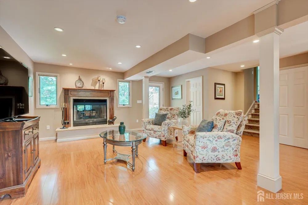 48 Frost Avenue Edison, NJ 08820