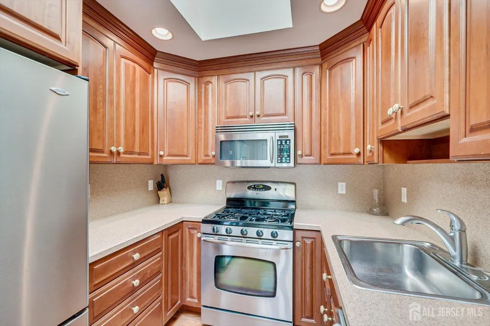 48 Frost Avenue Edison, NJ 08820