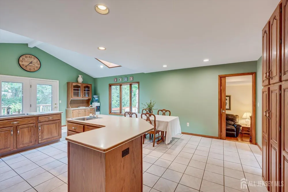 48 Frost Avenue Edison, NJ 08820