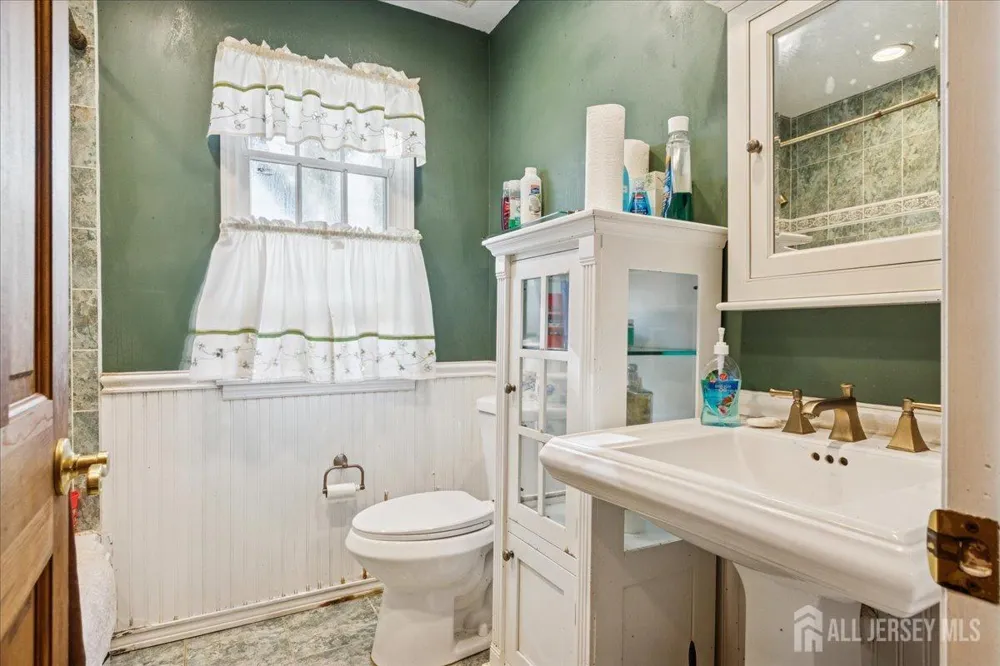 28 Debra Place Sewaren, NJ 07077
