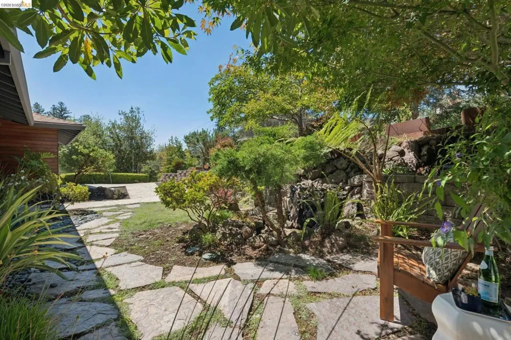 22 Littlewood Drive Piedmont, CA 94611