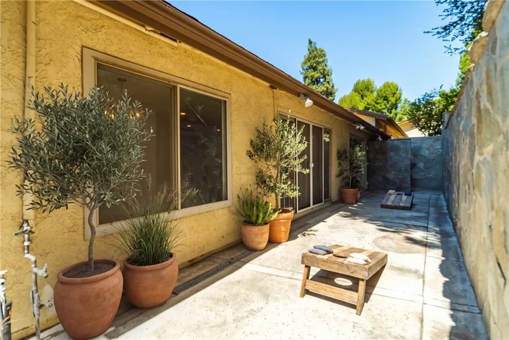 26562 Cardwick Court Newhall, CA 91321