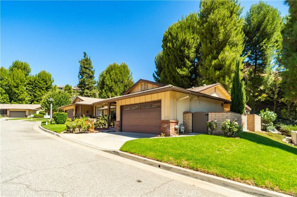 26562 Cardwick Court Newhall, CA 91321