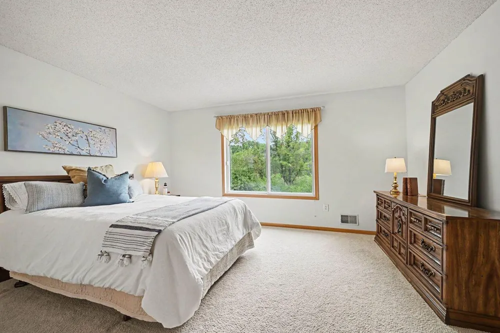 7586 Ojibway Park Bay Woodbury, MN 55125