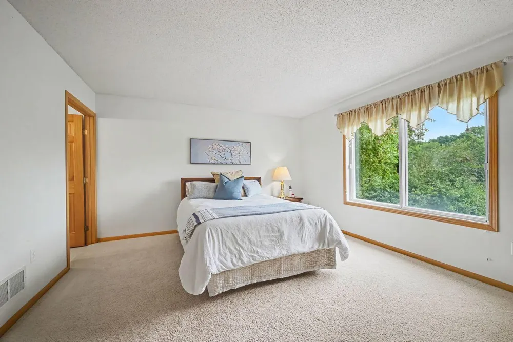 7586 Ojibway Park Bay Woodbury, MN 55125