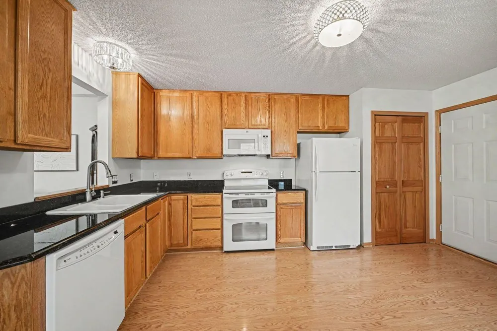 7586 Ojibway Park Bay Woodbury, MN 55125