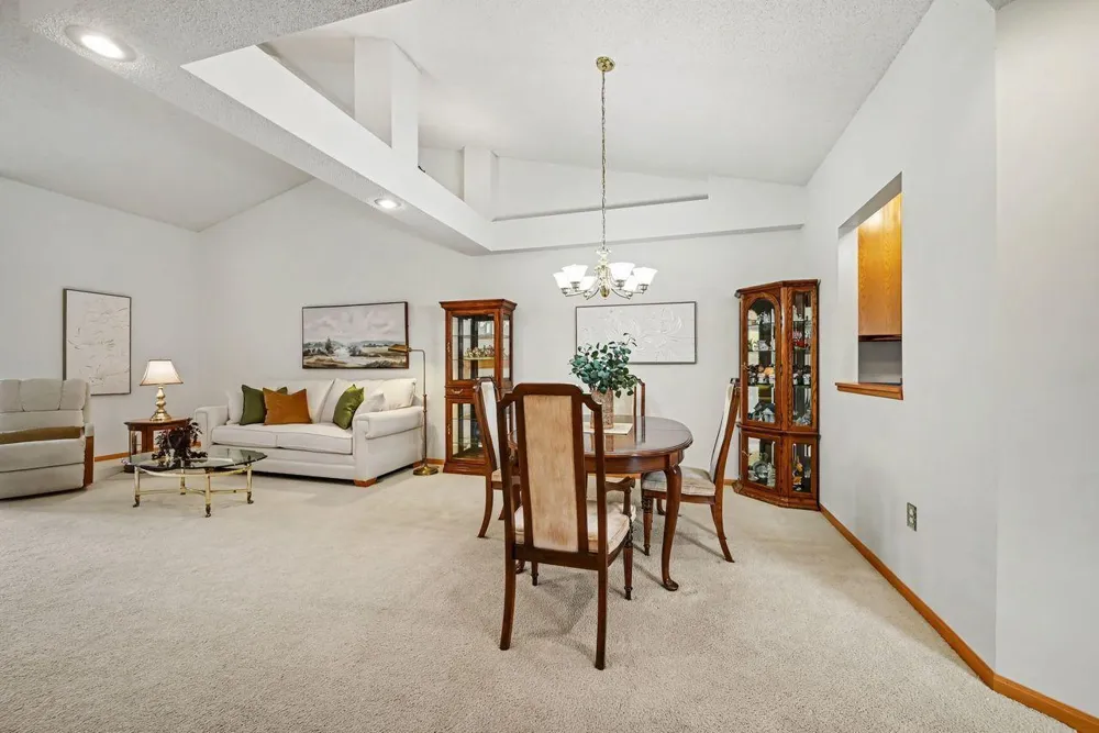 7586 Ojibway Park Bay Woodbury, MN 55125