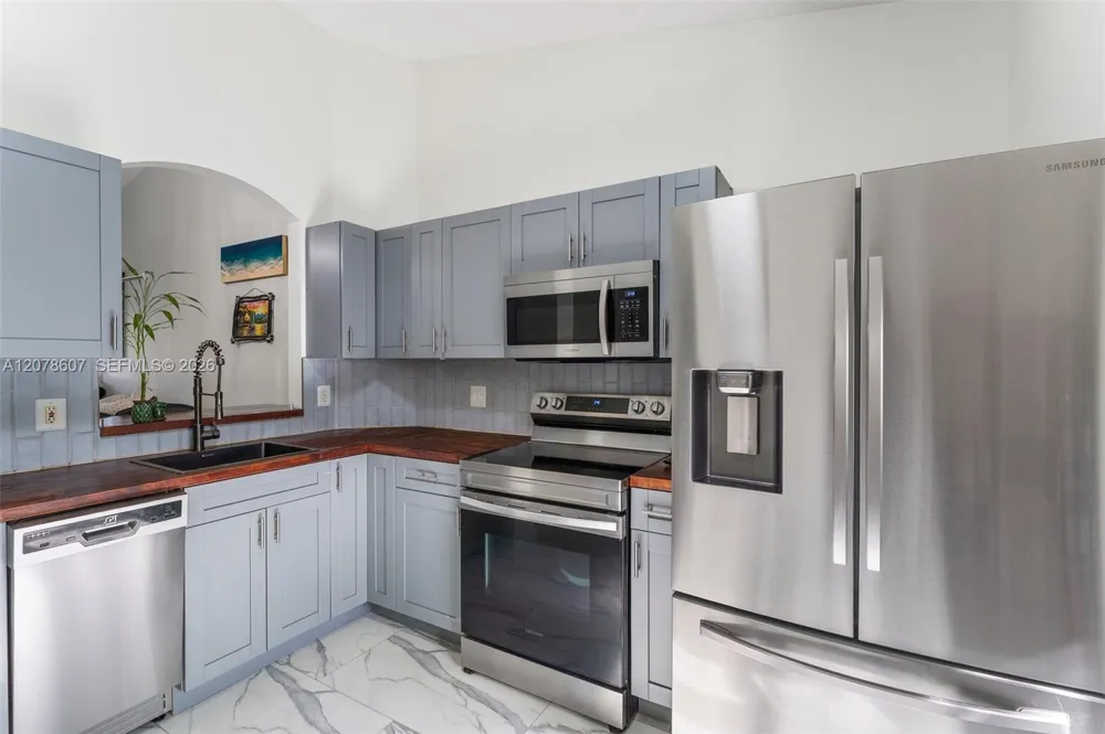 2140 NW 78th Ave #204 Pembroke Pines, FL 33024
