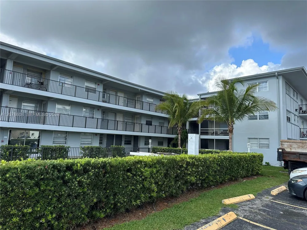 1100 NE 1st Ct #102 Hallandale Beach, FL 33009