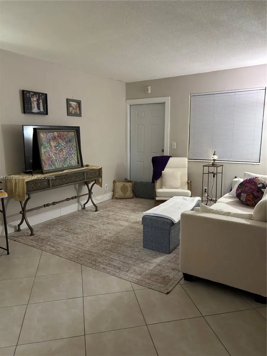 1100 NE 1st Ct #102 Hallandale Beach, FL 33009