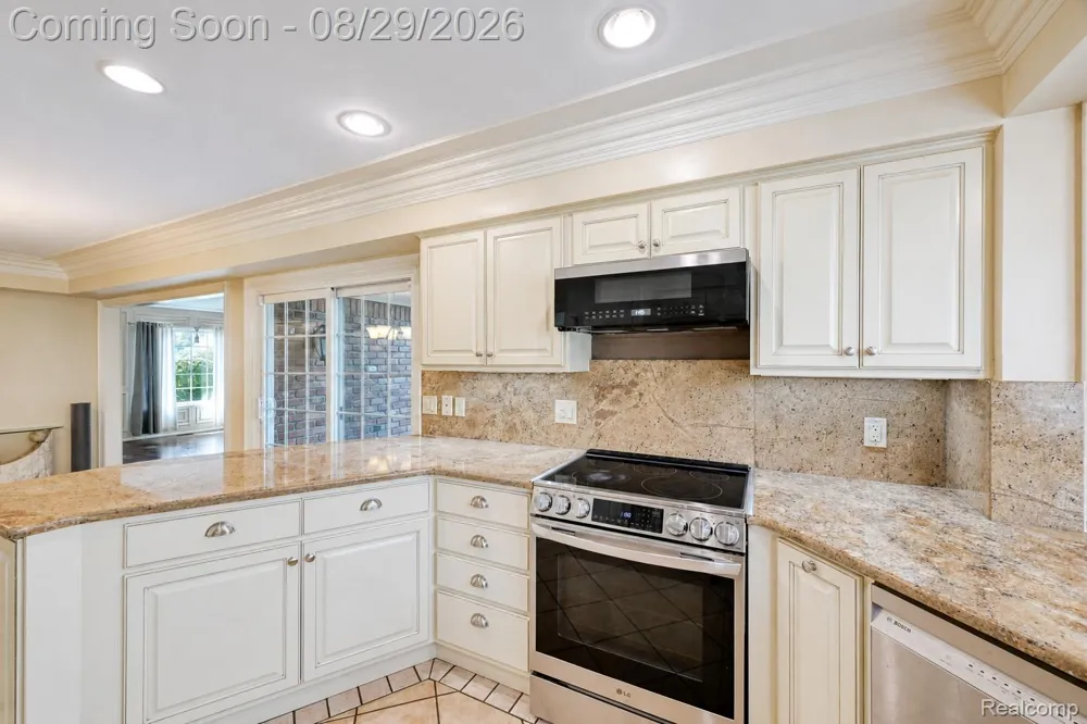 38757 Plumbrook Drive Farmington Hills City, MI 48331