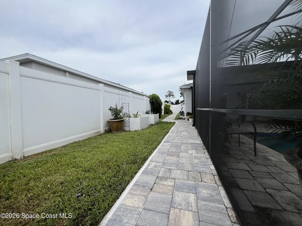 406 Three Oaks Drive Edgewater, FL 32141