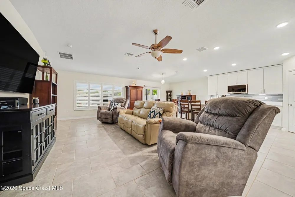 406 Three Oaks Drive Edgewater, FL 32141