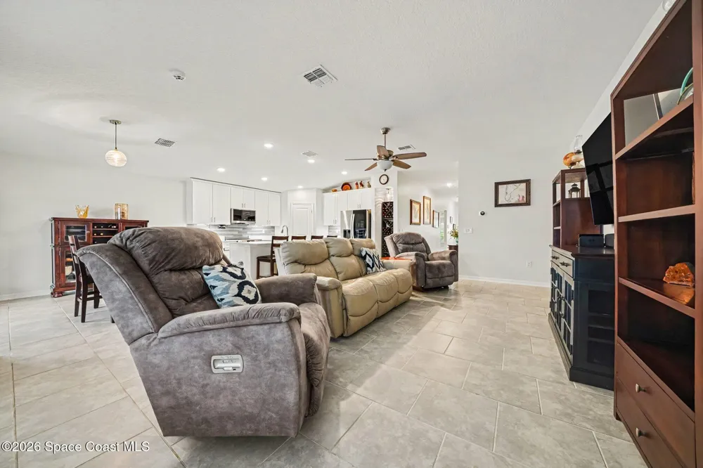 406 Three Oaks Drive Edgewater, FL 32141