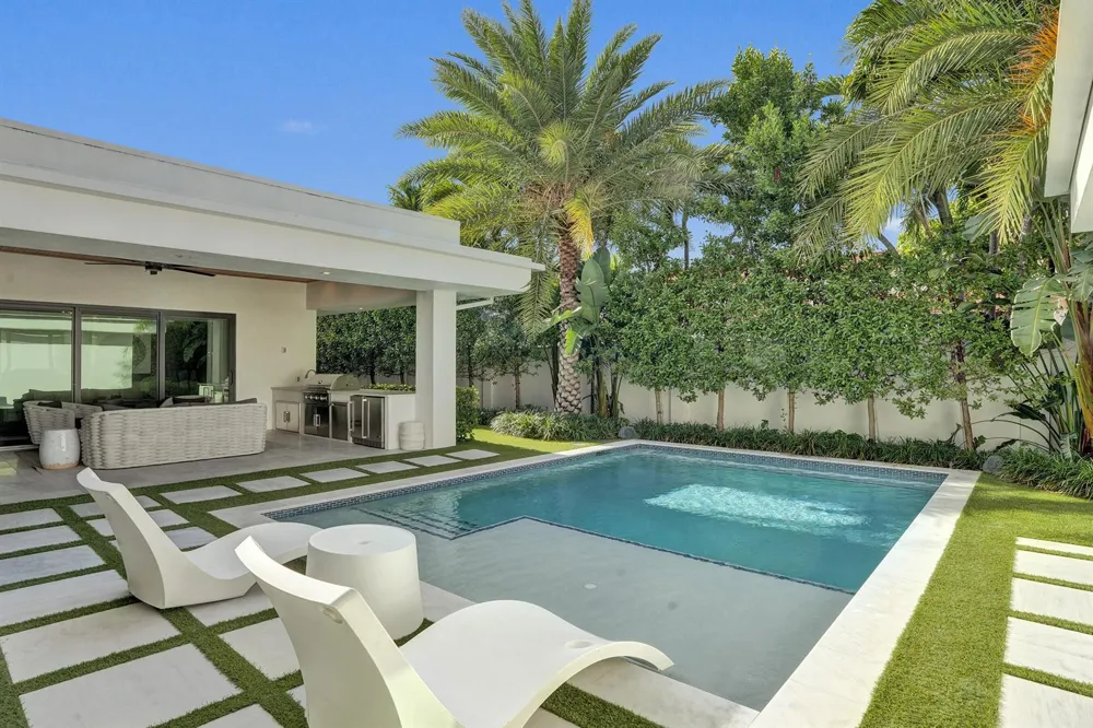 7 Tahoe Lane Sea Ranch Lakes, FL 33308