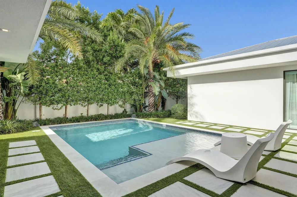 7 Tahoe Lane Sea Ranch Lakes, FL 33308