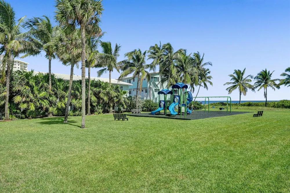 7 Tahoe Lane Sea Ranch Lakes, FL 33308