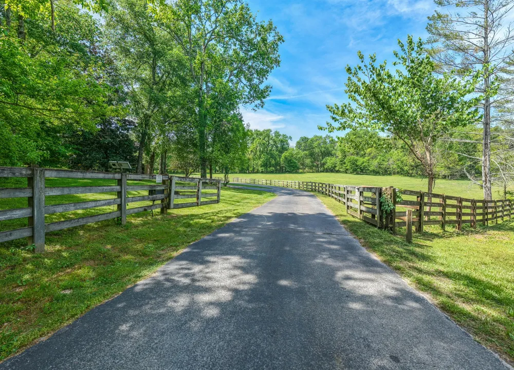 2153 Williamsport Pike Columbia, TN 38401