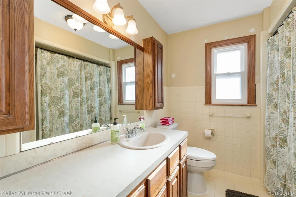 328 Ferndale Avenue Rochester City, MI 48307
