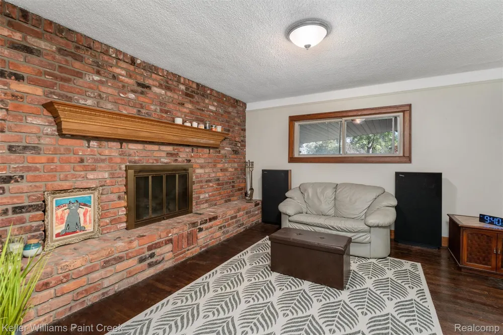 328 Ferndale Avenue Rochester City, MI 48307