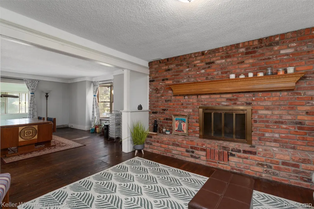 328 Ferndale Avenue Rochester City, MI 48307