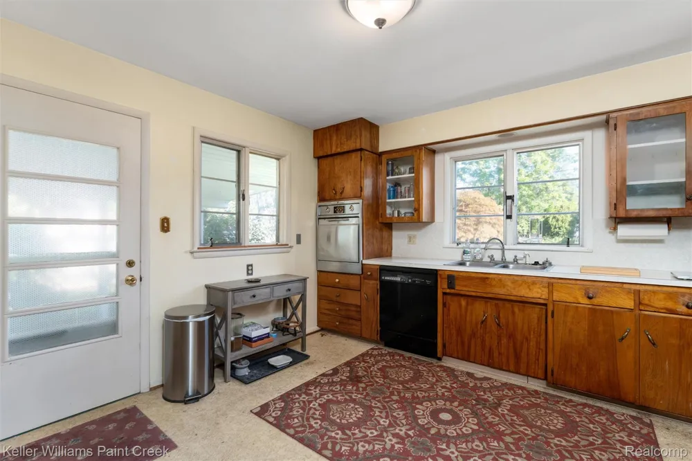 328 Ferndale Avenue Rochester City, MI 48307