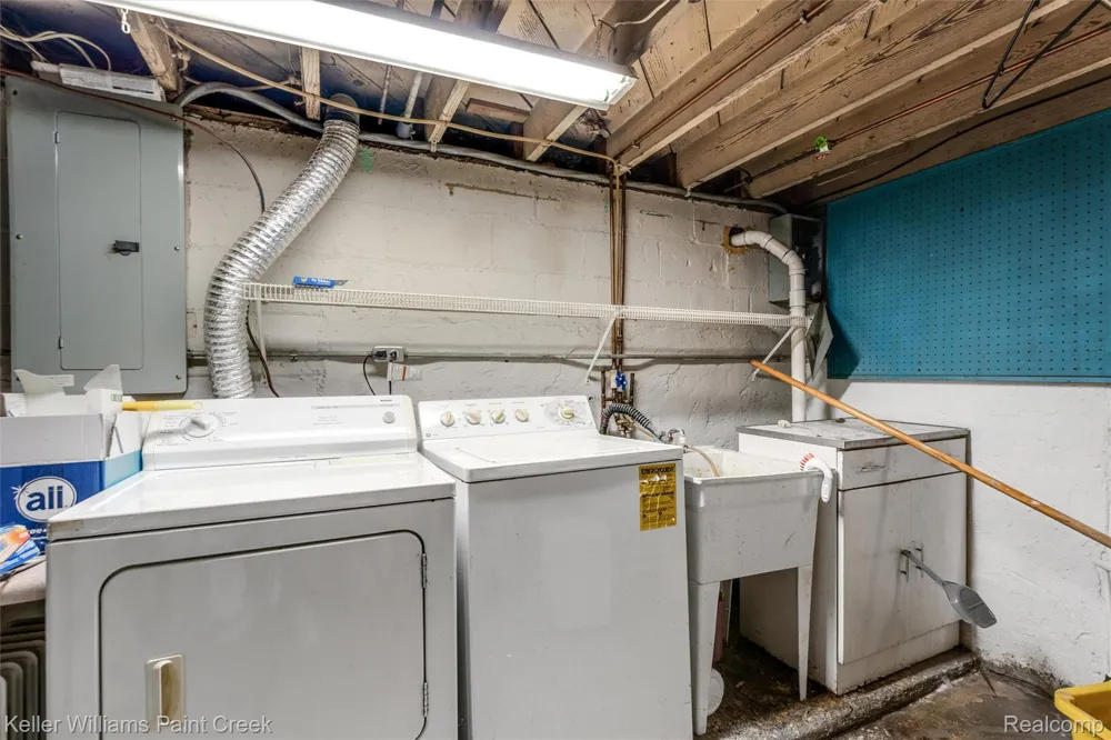328 Ferndale Avenue Rochester City, MI 48307