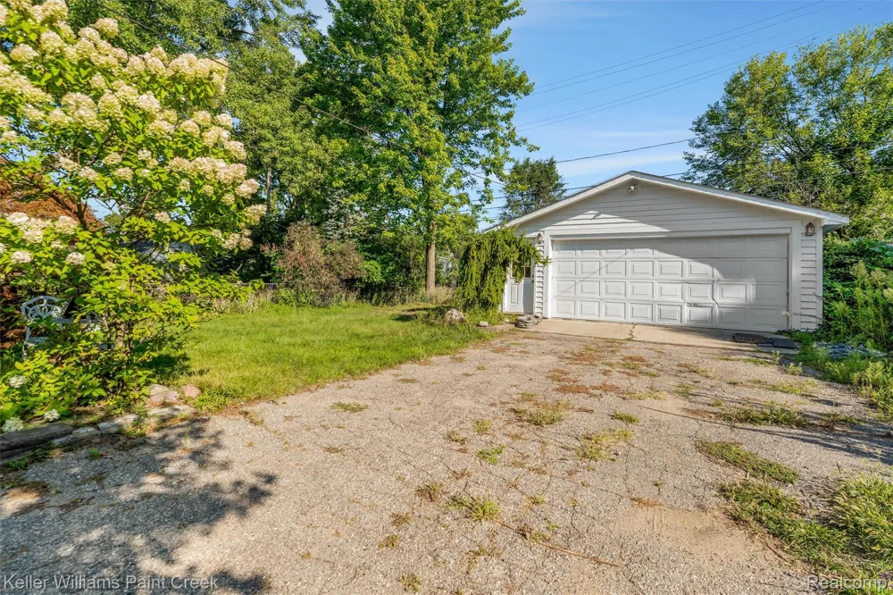 328 Ferndale Avenue Rochester City, MI 48307