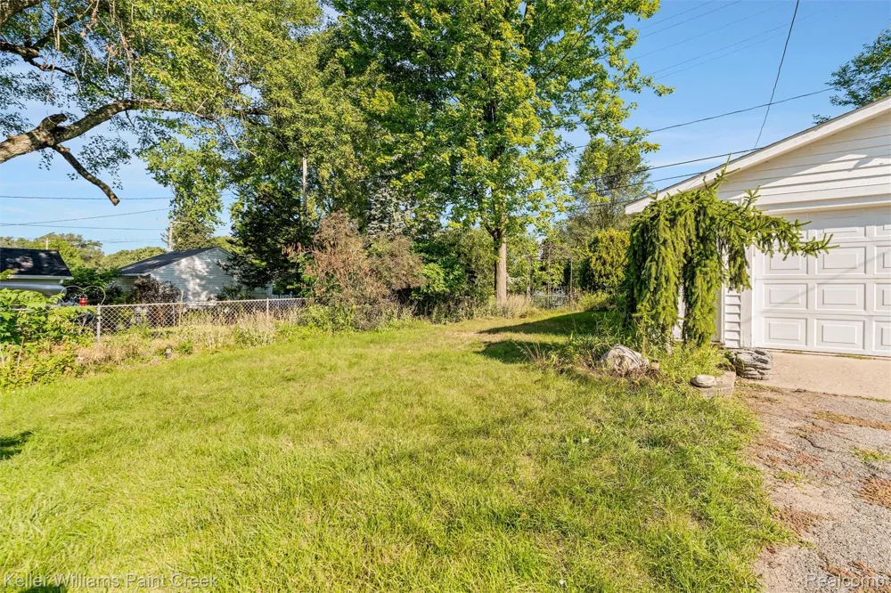 328 Ferndale Avenue Rochester City, MI 48307