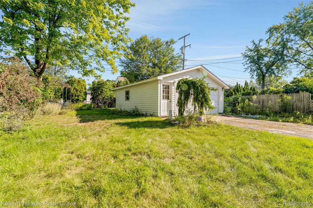 328 Ferndale Avenue Rochester City, MI 48307